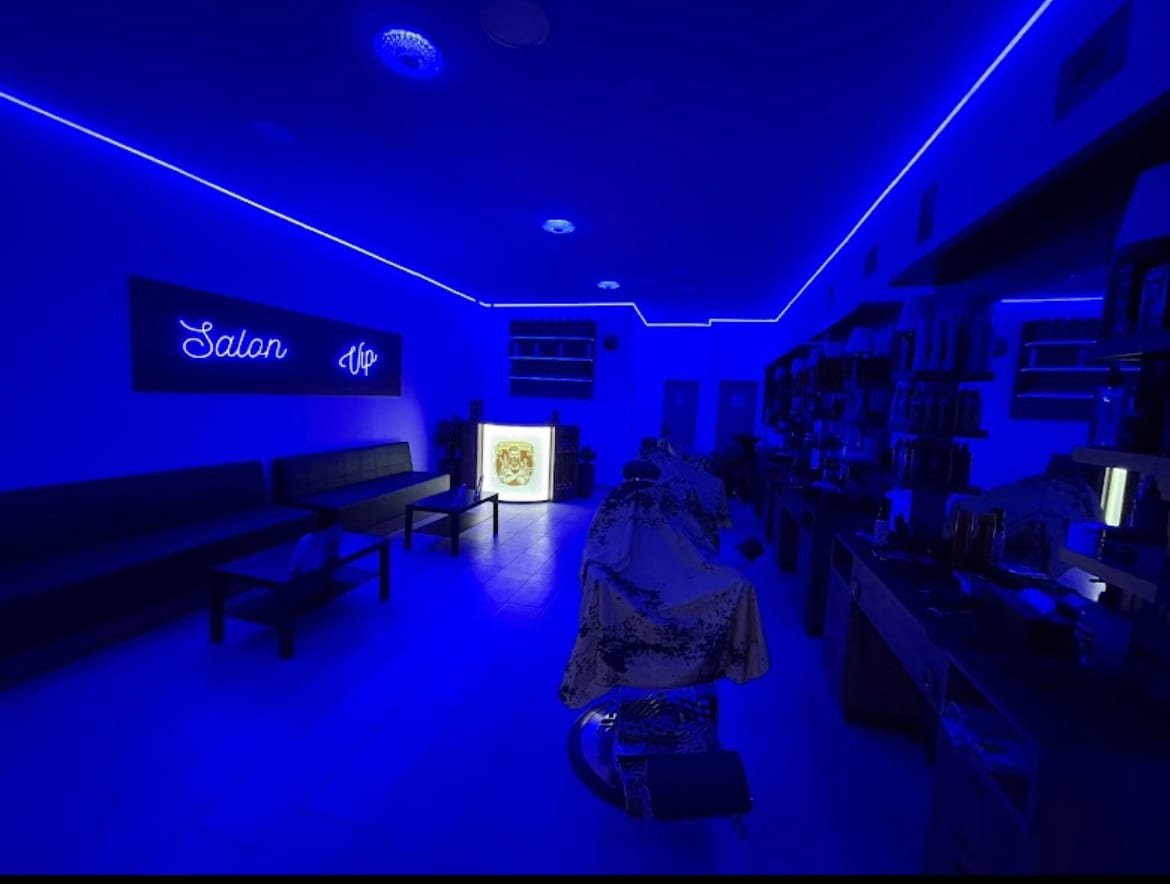 Salon am Abend im blauen Licht mit Salon VIP Leuchtschrift