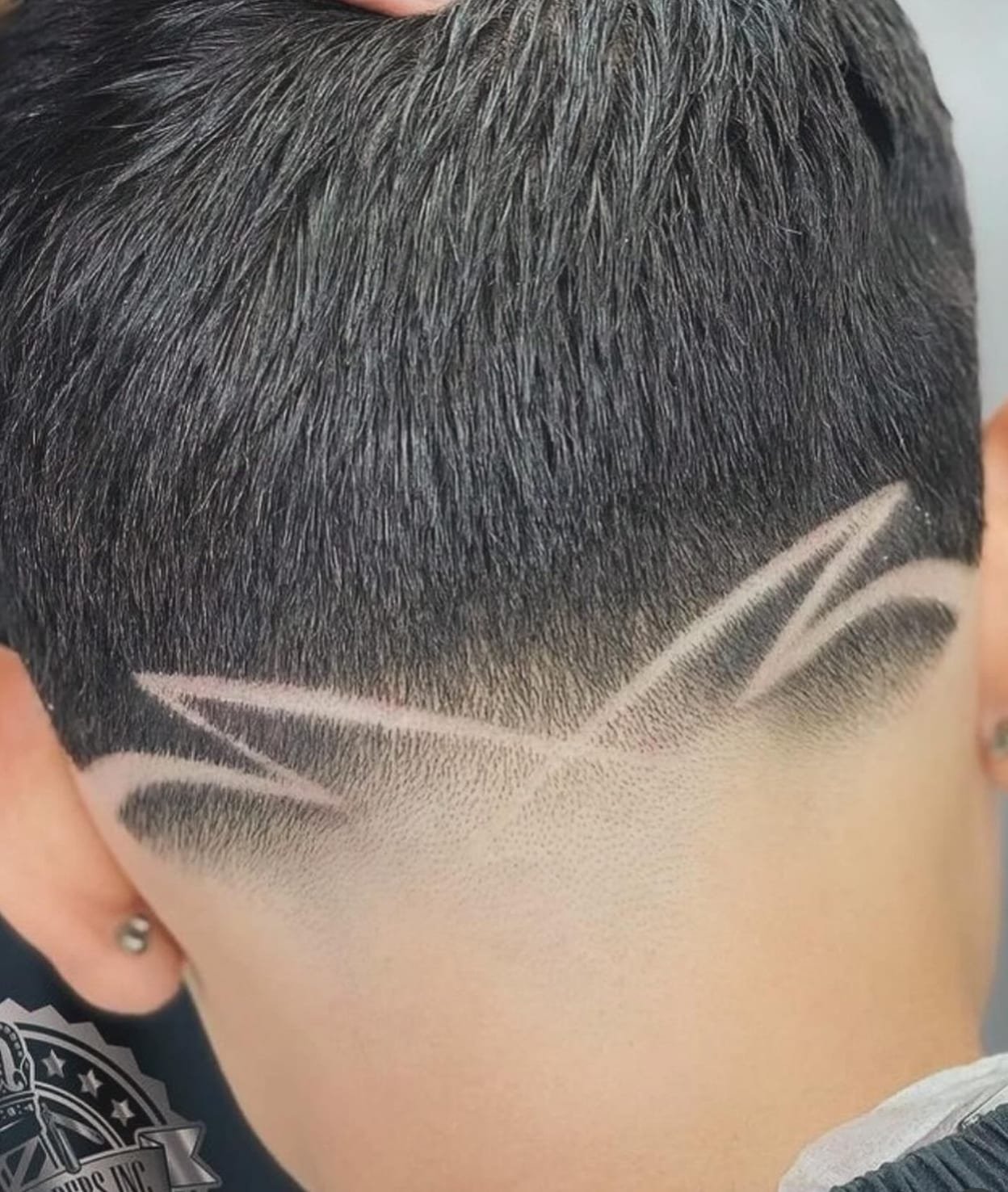 Eingeschnittenes Muster in einem Fade am Hinterkopf